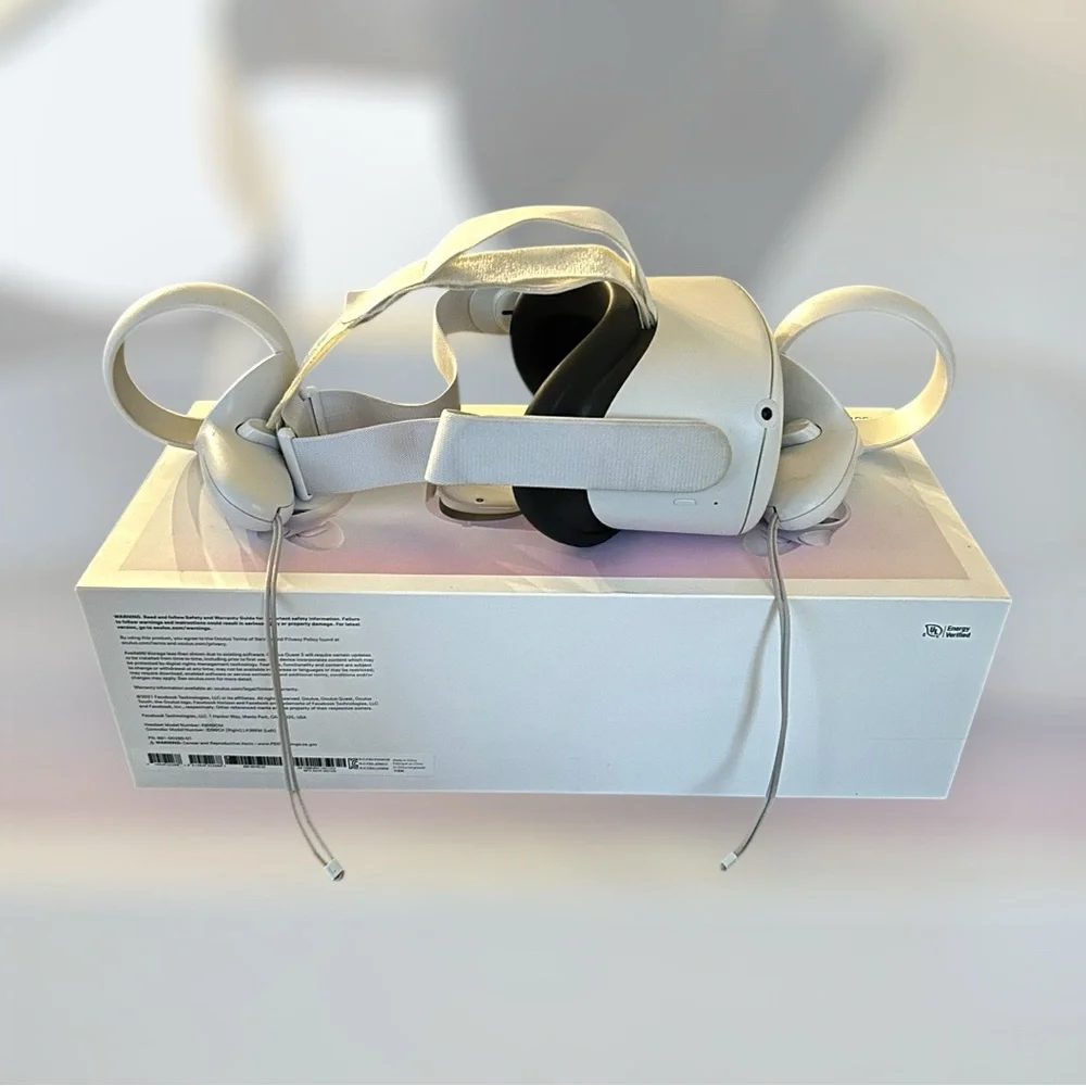 Oculus White Standalone VR Headset with Touch Controllers